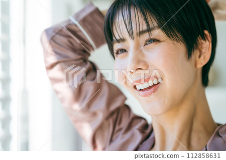 morning woman image 112858631