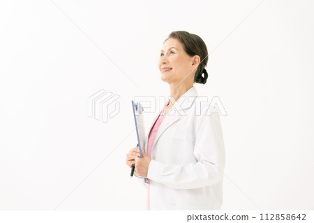 Medical female doctor 1 person 112858642