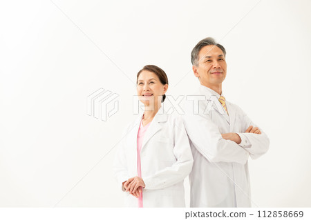Medical doctors 2 men and women 112858669