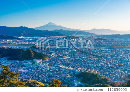 (靜岡縣)靜岡城市景觀與日出時的富士山 (靜岡縣)靜岡城市景觀與日出時的富士山 112859003