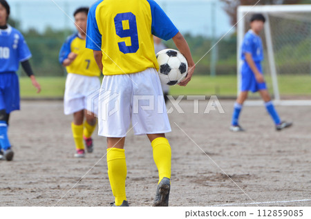 青少年足球比賽（球員擲界外球） 112859085