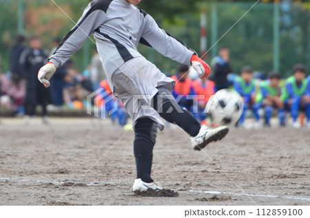 Youth soccer match (goalkeeper protecting the goal) 112859100
