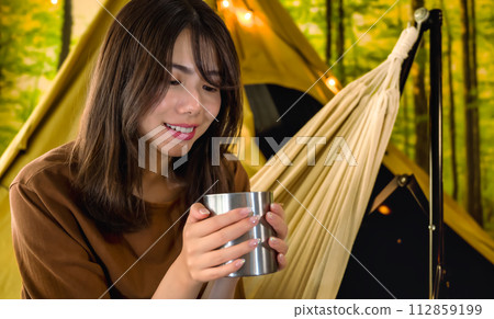 年輕女子在營地喝咖啡 年輕女子在營地喝咖啡 112859199