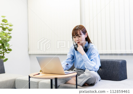 一位女士在筆記型電腦上工作/遠端工作 112859461