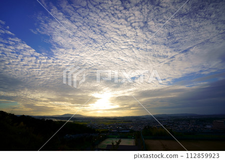 Sunset with scale clouds before sunset/Kizugawa City Castle Park Sunset with scale clouds before sunset/Kizugawa City Castle Park 112859923