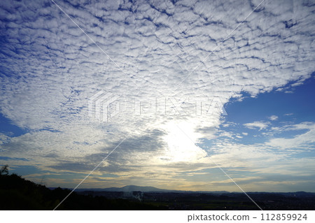 Sunset with scale clouds before sunset/Kizugawa City Castle Park 112859924