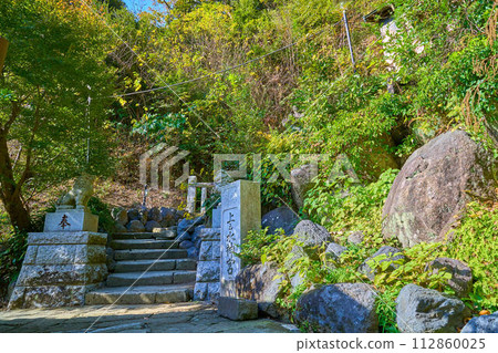秋天的神奈川縣鎌倉市通往錢洗弁財天（宇賀福神社）境內神社（上水神社）的石階 112860025