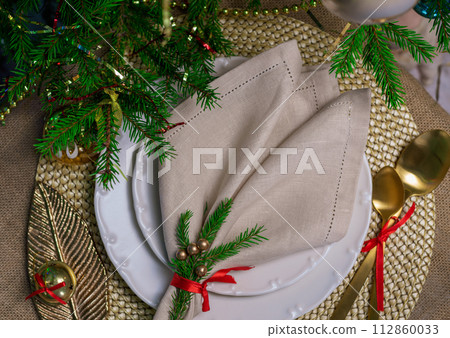 New Year's table setting in gold color with a linen napkin 112860033