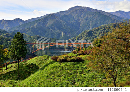 Toriihara Garden in autumn, Niji-no-Ohashi Bridge, and Tanzawa Mountains in autumn foliage 112860341