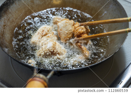Cooking delicious fried chicken Cooking delicious fried chicken 112860539