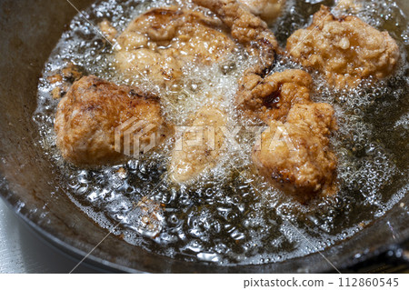 Cooking delicious fried chicken 112860545
