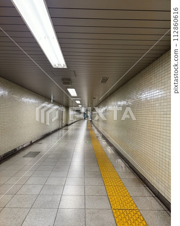 地鐵站內的地下通道 地鐵站內的地下通道 112860616