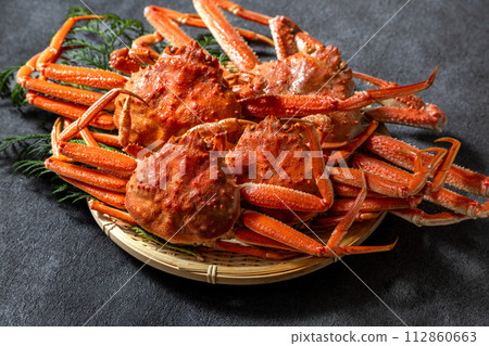 Fresh snow crab 112860663