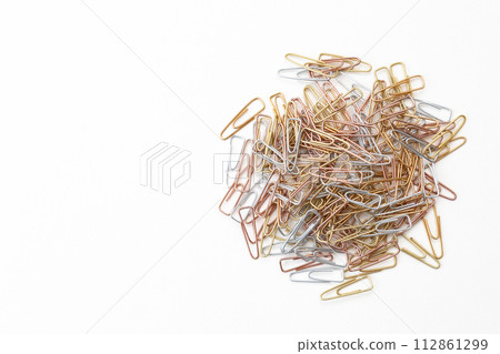 白色背景上的寶石夾 112861299