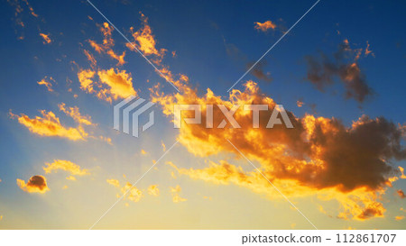 十二月夕陽的天空美麗的風景 十二月夕陽的天空美麗的風景 112861707