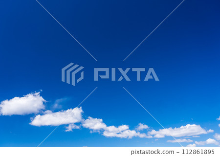 春天的藍天與廣闊的自由空間 112861895