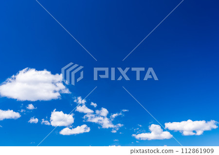 春天的藍天與廣闊的自由空間 春天的藍天與廣闊的自由空間 112861909