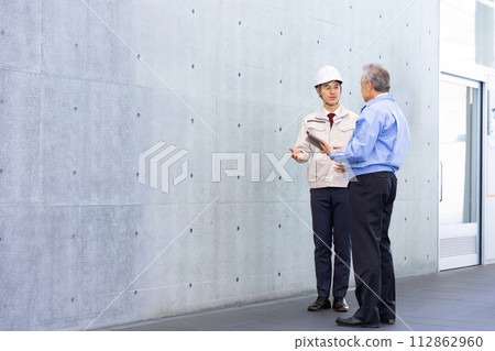 穿工作服的男人 房地產開發商 112862960