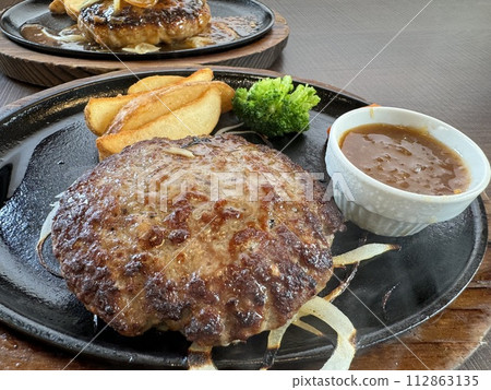 帶有金棕色痕跡的漢堡牛排 112863135