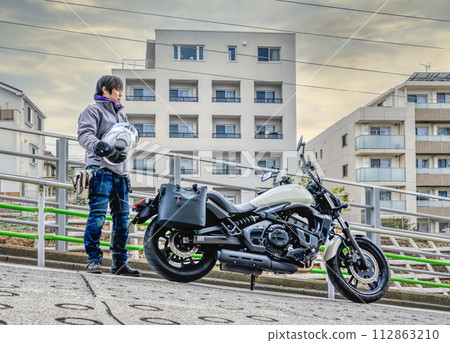 東京旅遊：大型自行車和騎士停在斜坡上 112863210