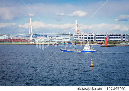 橫濱港本牧碼頭（Symbol Tower Park）沿岸作業的船舶 112863991