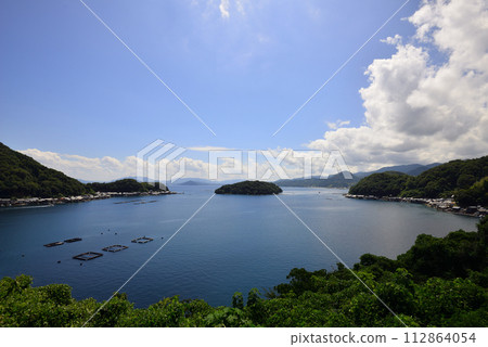 伊根船屋的景色(京都府伊根町) 伊根船屋的景色(京都府伊根町) 112864054