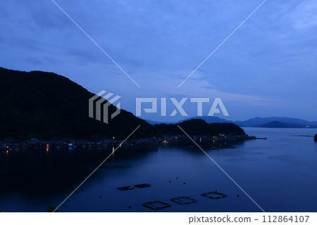 Night view of Ine Bay (Ine Town, Kyoto Prefecture) Night view of Ine Bay (Ine Town, Kyoto Prefecture) 112864107