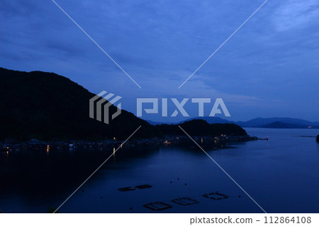 Night view of Ine Bay (Ine Town, Kyoto Prefecture) 112864108