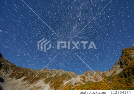 北阿爾卑斯山、唐澤和星空與秋葉在月光下 112864174