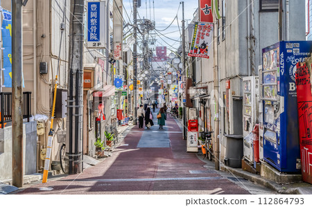 世田谷區、東京明大前站的都市景觀 112864793