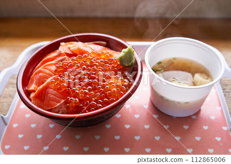 北海道鮭魚鮭魚子蓋飯 112865006