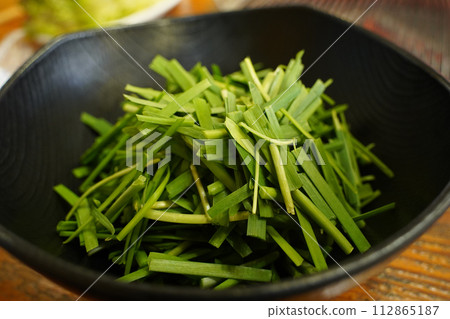 A black plate full of fresh chives A black plate full of fresh chives 112865187