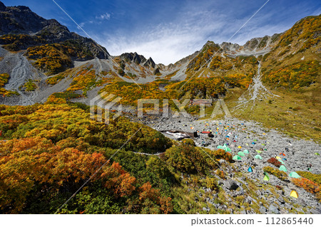 從唐澤小屋看到的北阿爾卑斯山和唐澤捲曲與秋葉 從唐澤小屋看到的北阿爾卑斯山和唐澤捲曲與秋葉 112865440