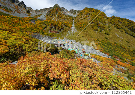 從唐澤小屋看到的北阿爾卑斯山和唐澤捲曲與秋葉 從唐澤小屋看到的北阿爾卑斯山和唐澤捲曲與秋葉 112865441