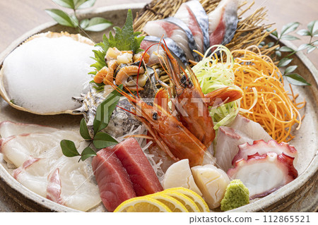 Delicious sashimi platter 112865521