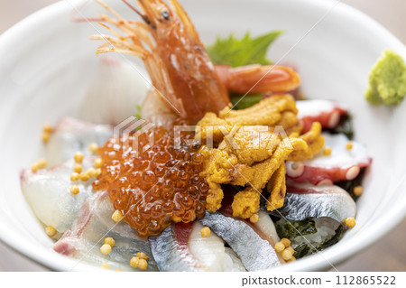 Delicious sashimi platter 112865522