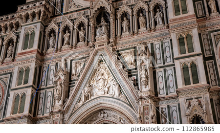 The famous Florentine cathedral illuminated at night 112865985