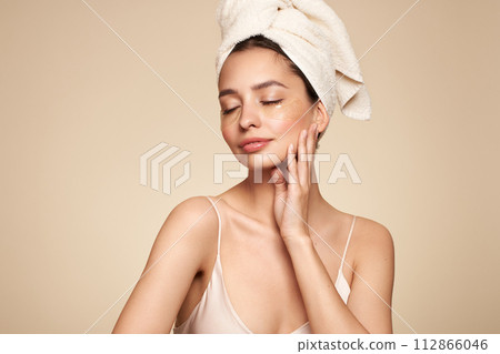 Young woman with cosmetic patches on her eyes 112866046