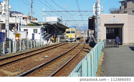 鐵道風景（伊豆箱根鐵道大場站停靠的列車和鐵軌） 112866093