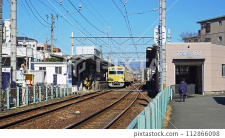 Railway scenery (train and tracks stopping at Ohba Station on the Izu-Hakone Railway) 112866098