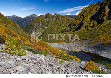 Mt. Jonen and Byobu-no-Kashira seen from Karasawa Curl in autumn leaves Mt. Jonen and Byobu-no-Kashira seen from Karasawa Curl in autumn leaves 112866100