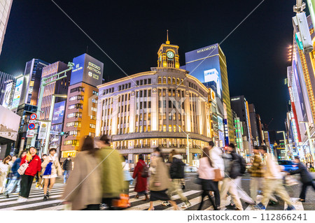 日本銀座的東京城市景觀（夜景）擠滿了外國遊客。冠狀病毒大流行之前的場景…走向希望的時代=18日 112866241