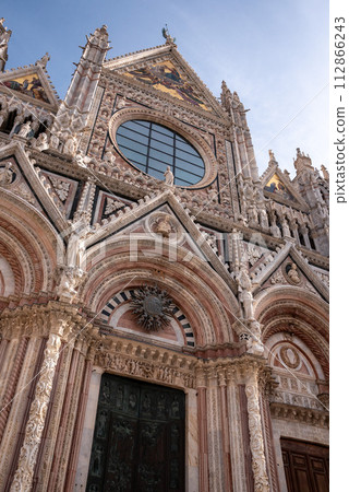 Portal of the famous cathedral of Siena 112866243