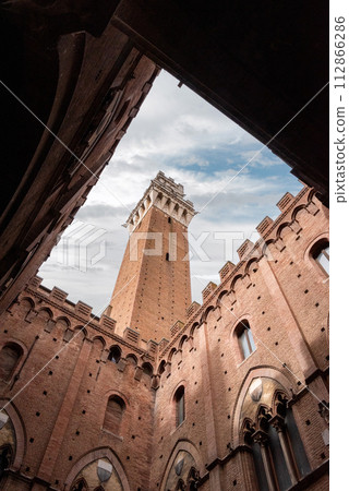 The courtyard of the Palazzo Pubblico in the center of Siena 112866286