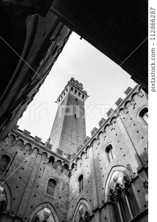 The courtyard of the Palazzo Pubblico in the center of Siena 112866287