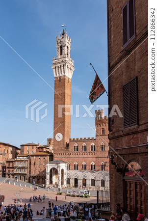 The iconic Palazzo Pubblico at the Piazza del Campo in downtown Siena 112866342