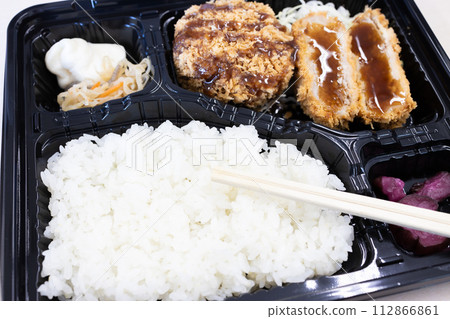 美味的碎肉排和菲力排便當 112866861