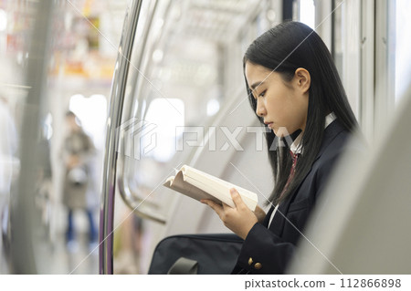 在火車上看書的女高中生 112866898