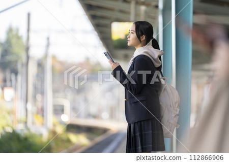 在月台等車的女學生。攝影由京王電鐵株式會社提供。 112866906