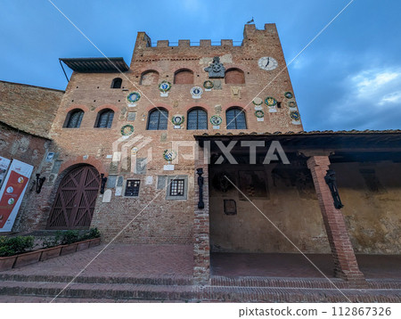 The old Piazza Pretorio in the city center of Certaldo Alto in the Tuscany 112867326